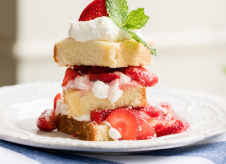 Pound cake with whipped cream and strawberries