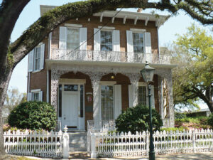Richards DAR House in downtown mobile with trees surrounding the home